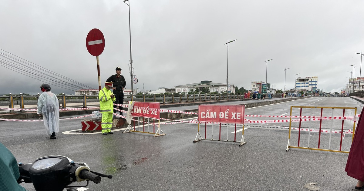 Quảng Ng&atilde;i: Lũ tr&agrave;n bờ k&egrave;, tạm dừng lưu th&ocirc;ng qua cầu Ch&acirc;u Ổ