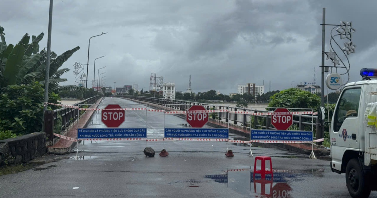 Quảng Ng&atilde;i: Tạm dừng lưu th&ocirc;ng qua cầu Tr&agrave; Kh&uacute;c 1 do nước lũ d&acirc;ng cao