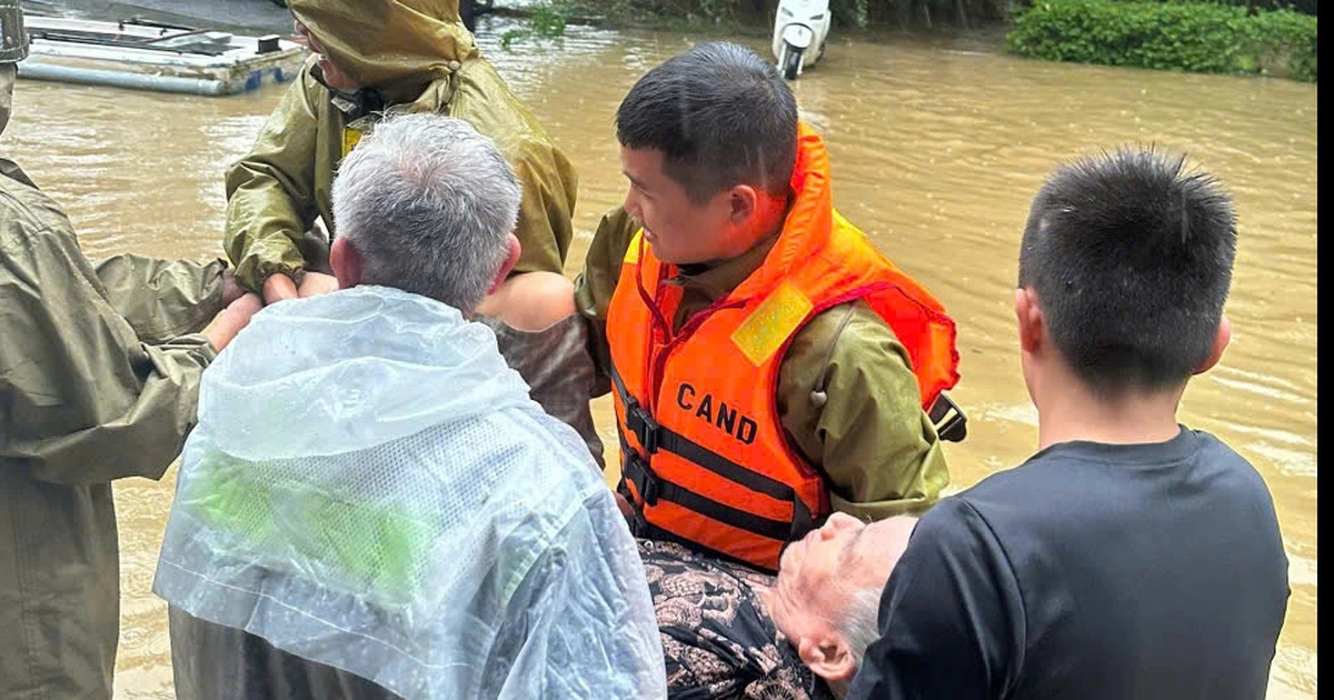 &#039;Chị ơi đừng ngủ nghe!&#039; - tiếng gọi nghẹn l&ograve;ng giữa d&ograve;ng lũ của anh c&ocirc;ng an Huế