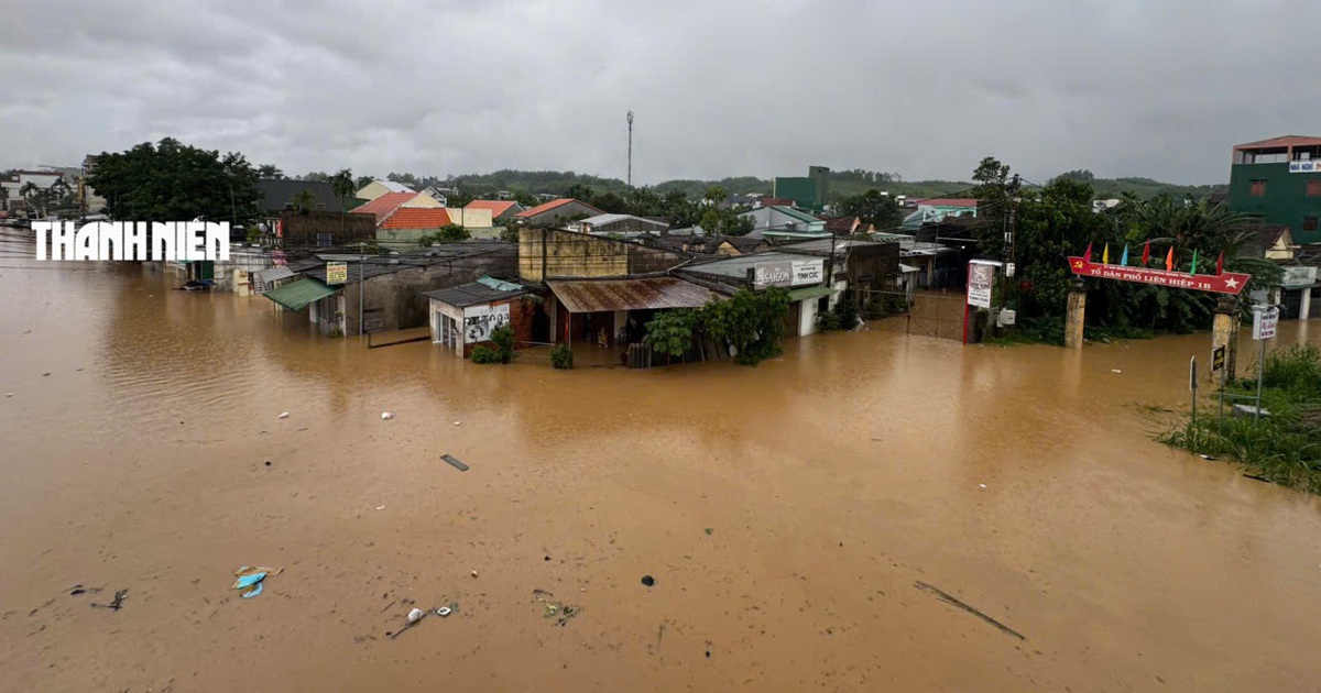 Nước lũ bao v&acirc;y nhiều khu d&acirc;n cư ở Quảng Ng&atilde;i