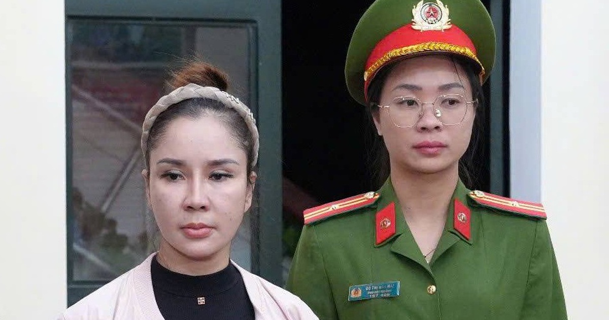 Bắt nữ hiệu trưởng lập khống chứng từ dạy th&ecirc;m trong 4 năm