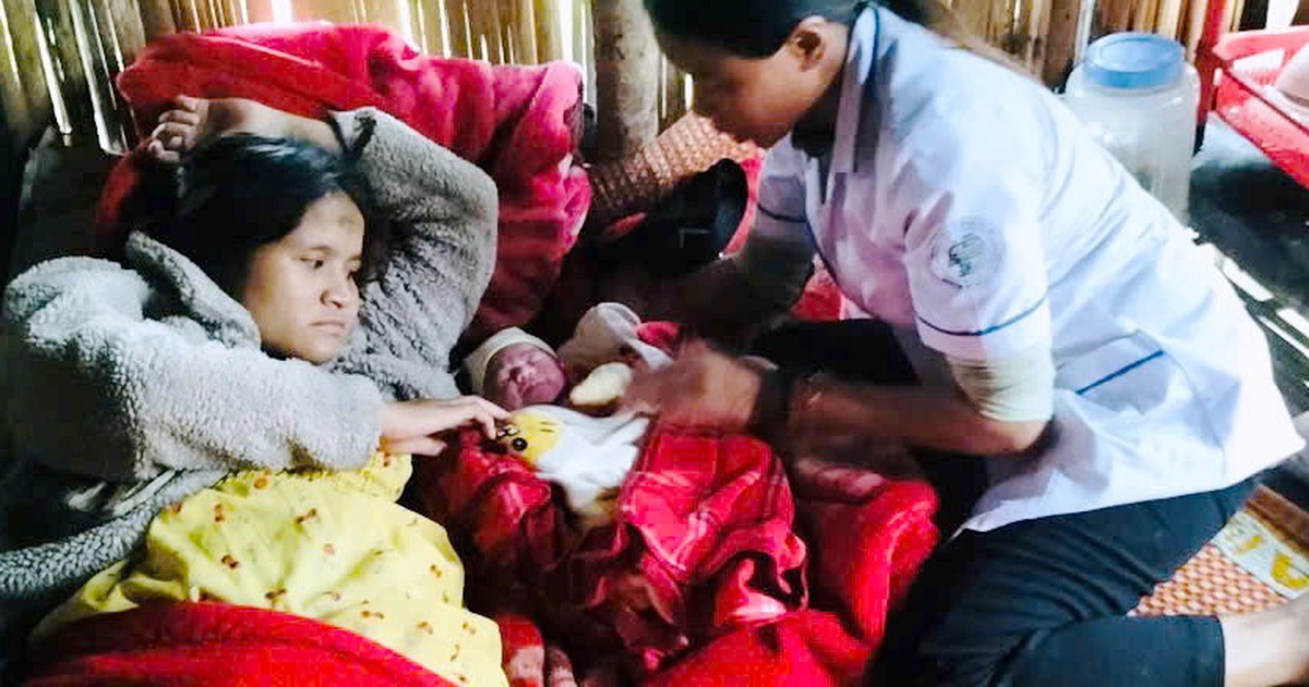 Hai y sĩ Đ&agrave; Nẵng vượt sạt lở 5 km, gi&uacute;p sản phụ sinh con an to&agrave;n