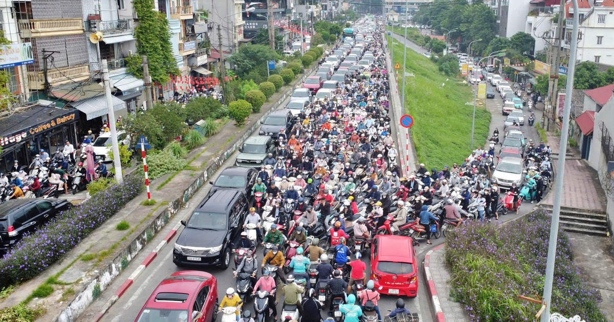 D&acirc;n bị &#039;đ&aacute;nh &uacute;p&#039; khi sửa cầu Long Bi&ecirc;n, giao th&ocirc;ng hỗn loạn