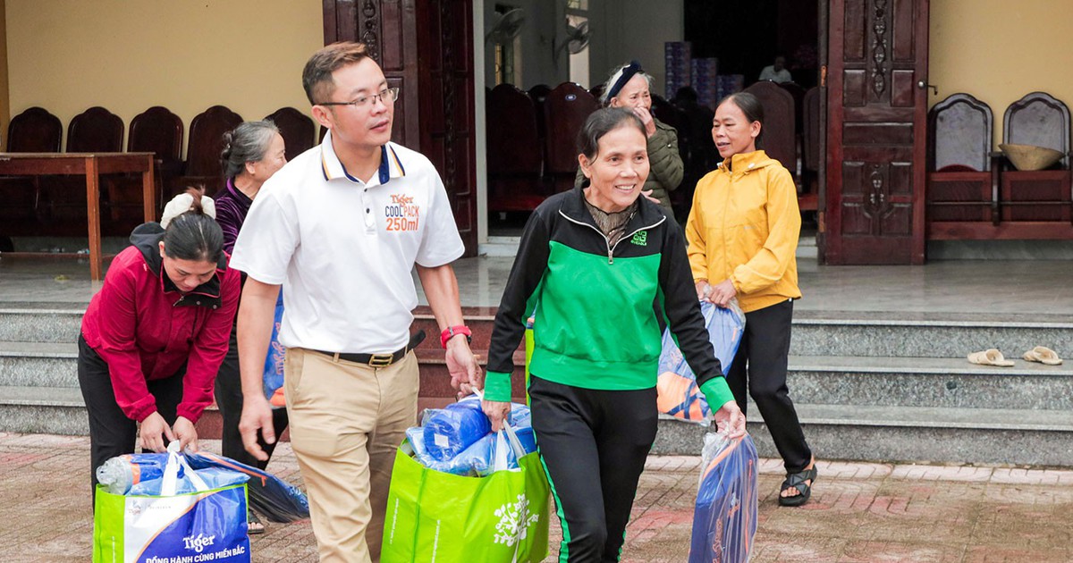 Tiger đồng h&agrave;nh c&ugrave;ng b&agrave; con khắc phục hậu quả sau b&atilde;o lũ