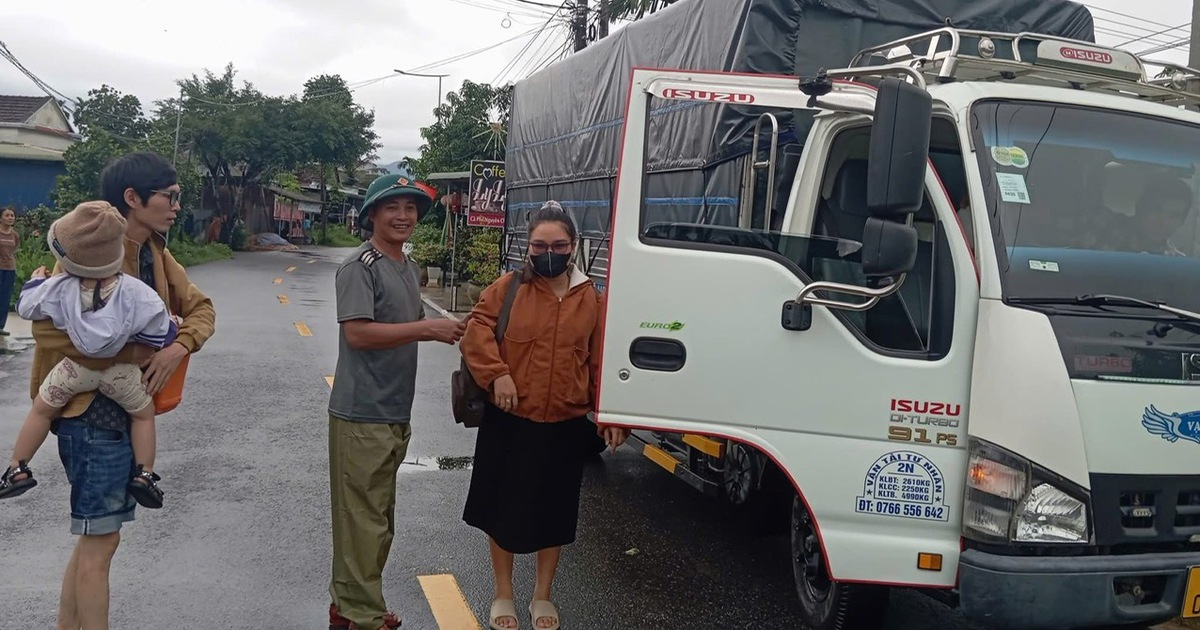 Băng lũ đưa sản phụ ở Quảng Ng&atilde;i đi sinh: &#039;D&acirc;n chưa y&ecirc;n th&igrave; chưa nghỉ!&#039;