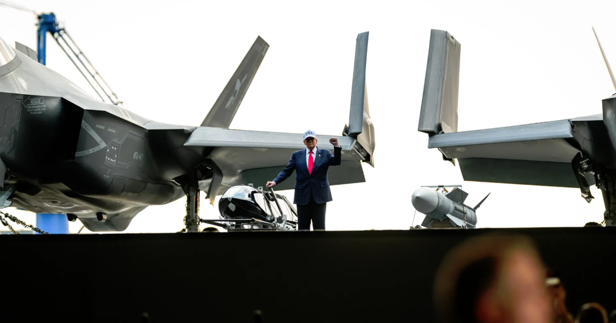 Tổng thống Trump muốn Mỹ từ bỏ đường đua m&aacute;y ph&oacute;ng điện từ với Trung Quốc