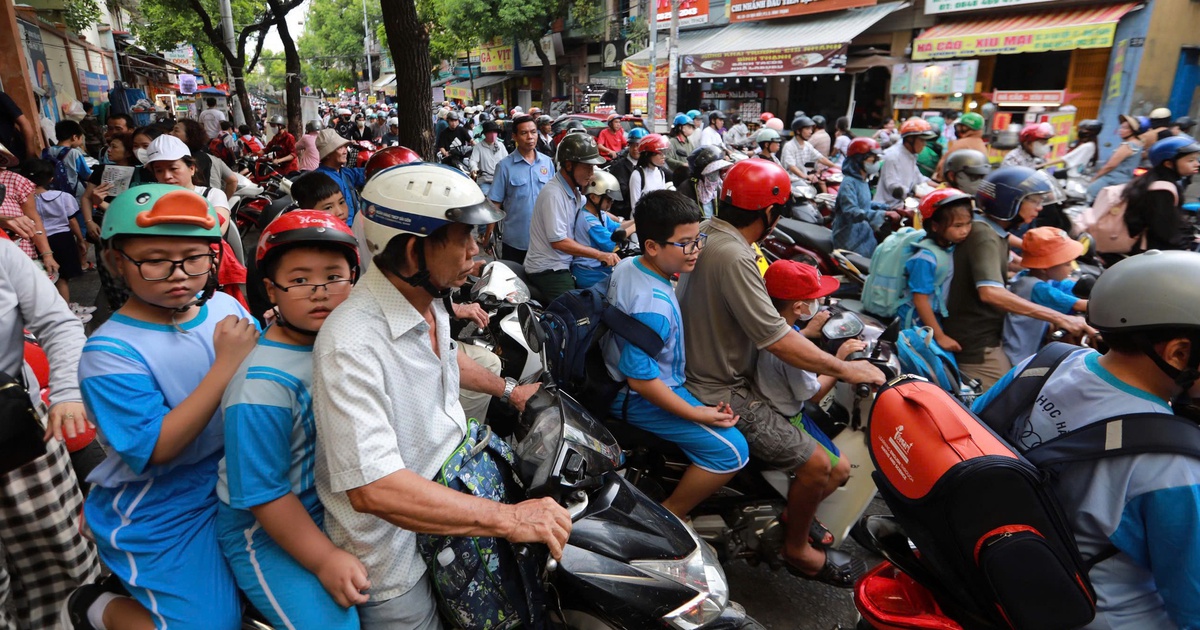 Trường học TP.HCM phải khắc phục &ugrave;n tắc giao th&ocirc;ng cổng trường