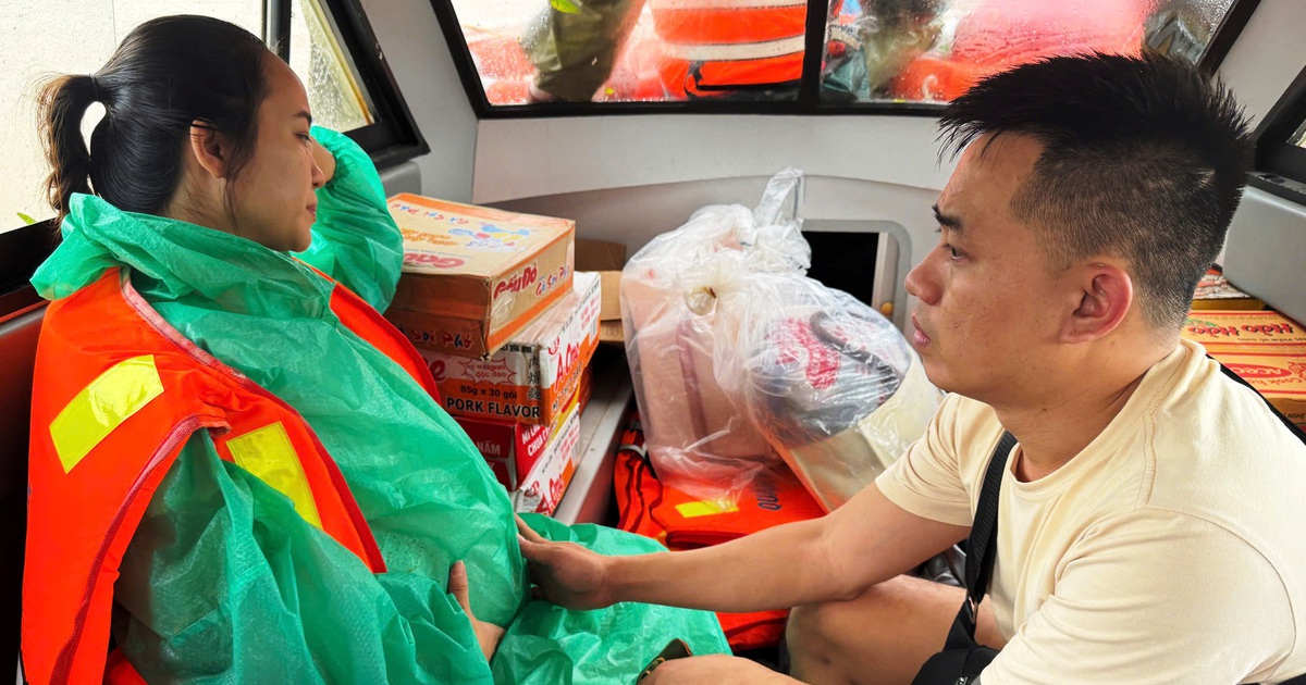 &#039;Cảm ơn c&aacute;c anh đ&atilde; đến với mẹ con em!&#039; - lời tri &acirc;n giữa rốn lũ Đ&agrave; Nẵng