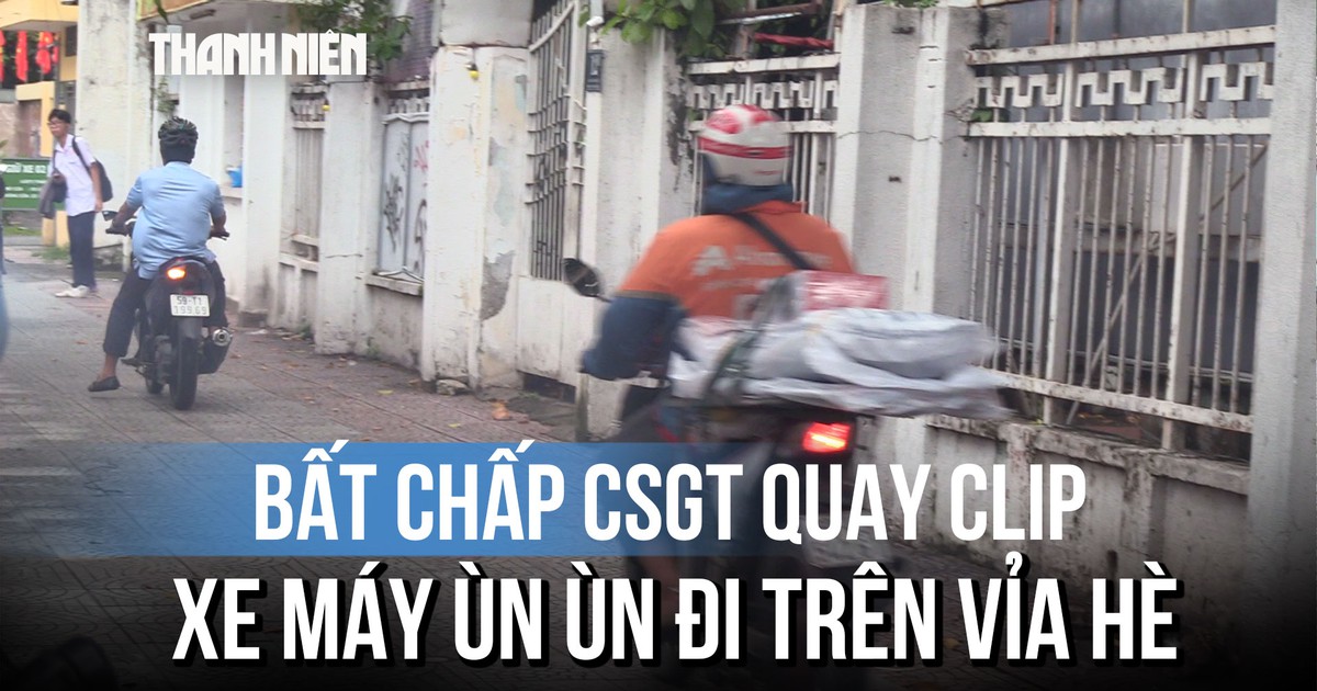 Bất chấp CSGT quay clip, xe máy ùn ùn đi trên vỉa hè ở TP.HCM
