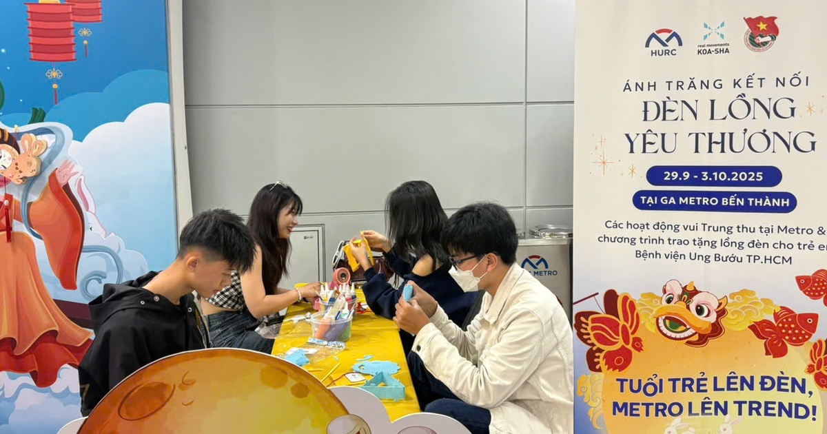 H&agrave;nh kh&aacute;ch trang tr&iacute; lồng đ&egrave;n tại ga metro Bến Th&agrave;nh