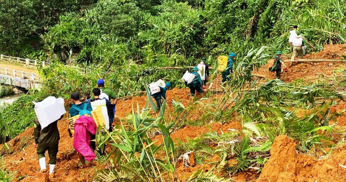 Đ&agrave; Nẵng: Vượt h&agrave;ng chục điểm sạt lở, g&ugrave;i h&agrave;ng tiếp tế người d&acirc;n bị c&ocirc; lập