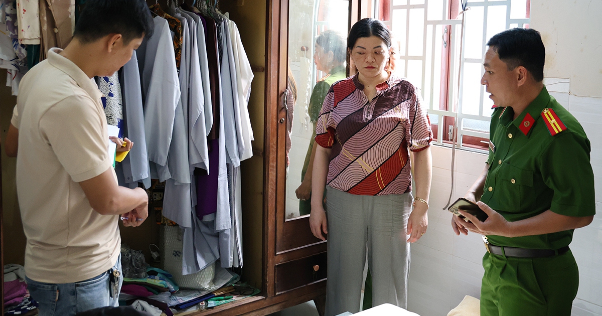 Ch&aacute;u d&acirc;u trộm v&agrave;ng của c&ocirc; chồng