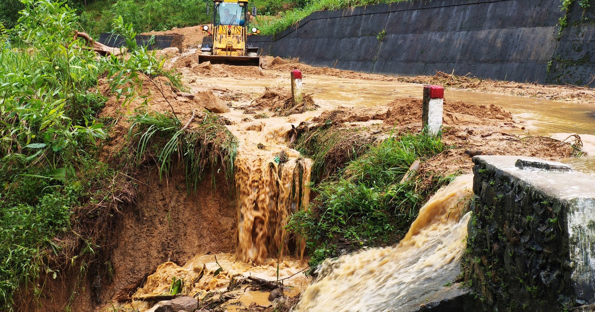 Cận cảnh sạt lở nghi&ecirc;m trọng tr&ecirc;n tuyến QL49 nối trung t&acirc;m TP.Huế - A Lưới