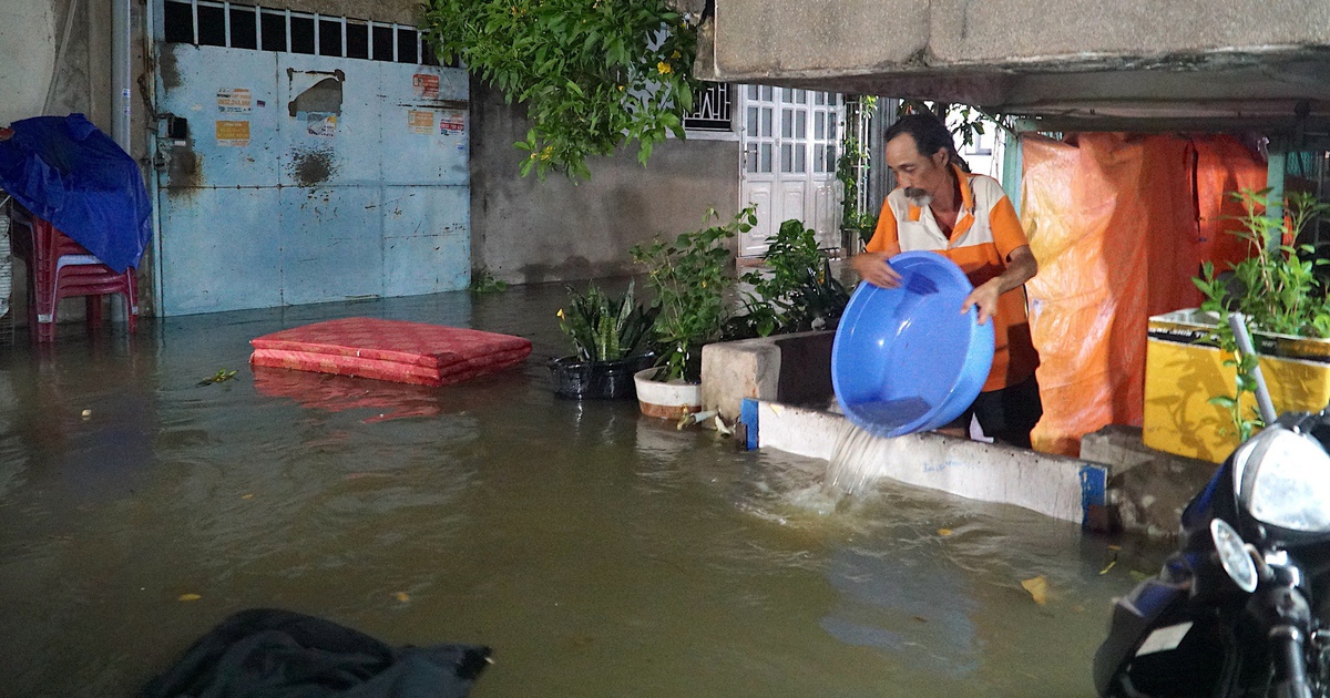 'Điệp kh&uacute;c' triều cường ở Thanh Đa: Ngập nối ngập, người d&acirc;n 'quay cuồng' với nước