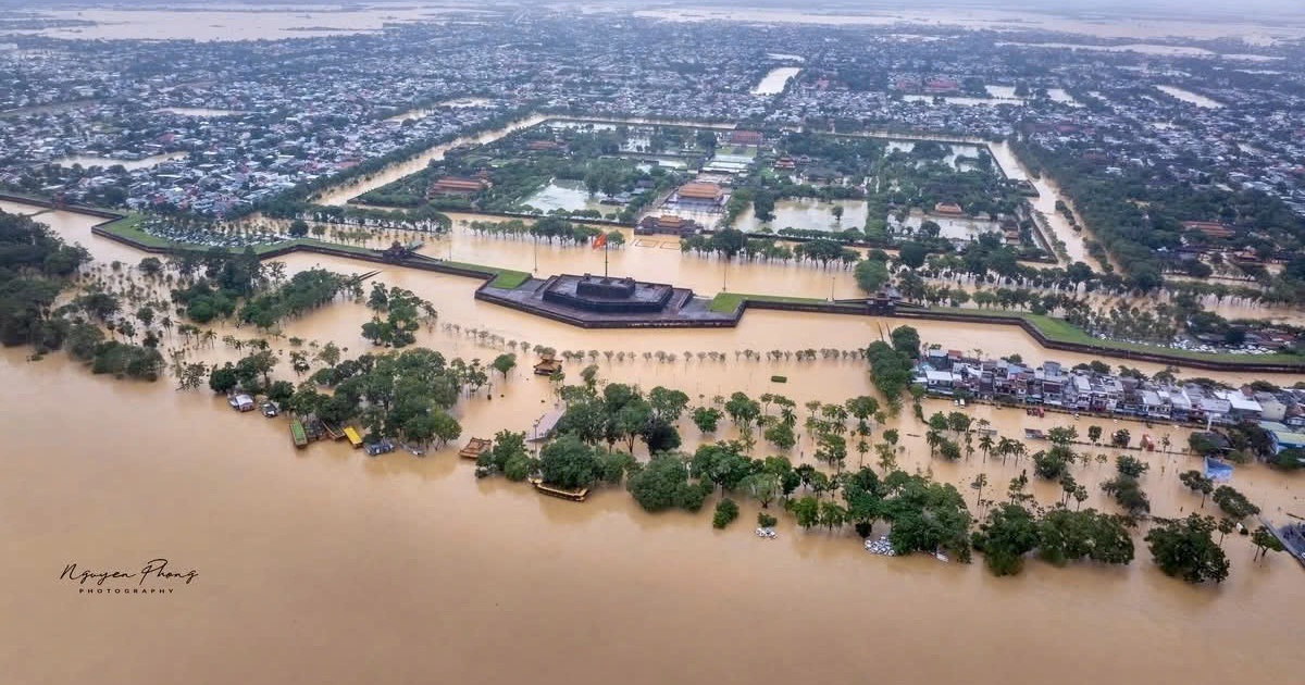 Xứ Huế trong biển lũ: Những ng&agrave;y đau thương m&agrave; ki&ecirc;n cường