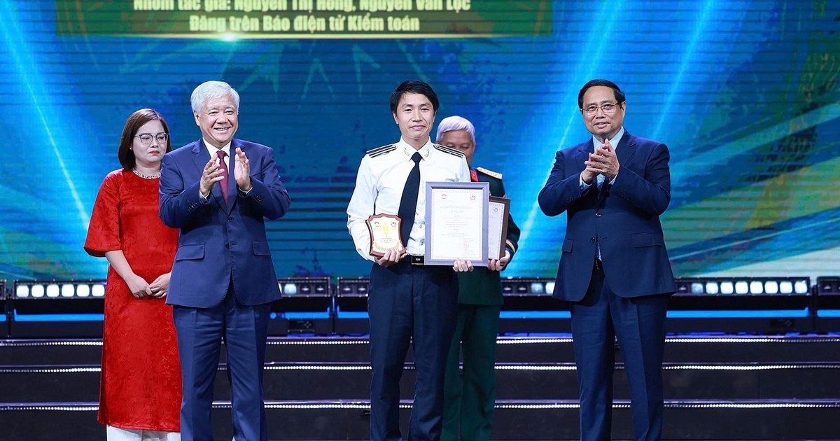 Người l&agrave;m b&aacute;o vững v&agrave;ng v&agrave; quyết liệt ph&ograve;ng, chống tham nhũng