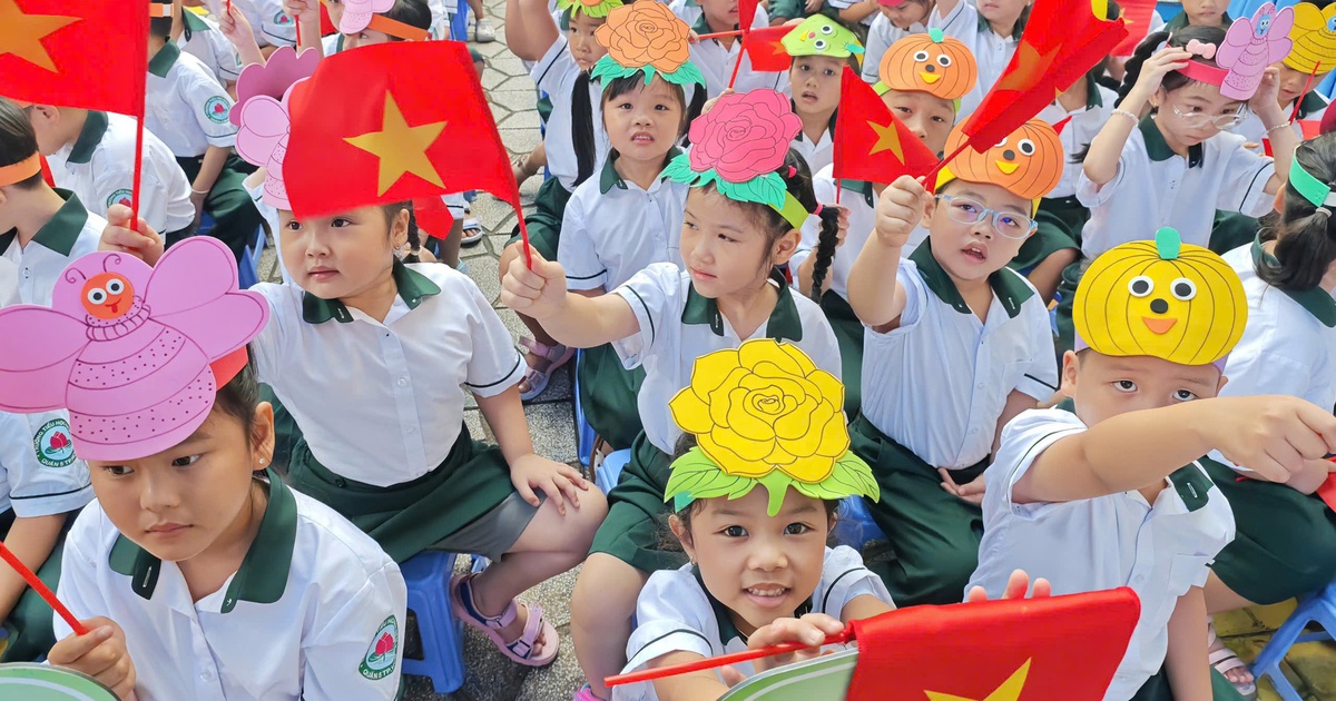 TP.HCM: Sẽ hỗ trợ tiền học kỹ năng sống, ngoại ngữ, bơi... cho học sinh yếu thế