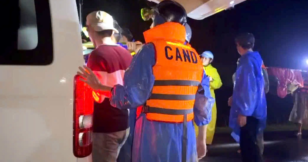 Đ&agrave; Nẵng: H&agrave;nh tr&igrave;nh nghẹt thở xuy&ecirc;n đ&ecirc;m, cứu 3 nạn nh&acirc;n mắc kẹt giữa lở n&uacute;i