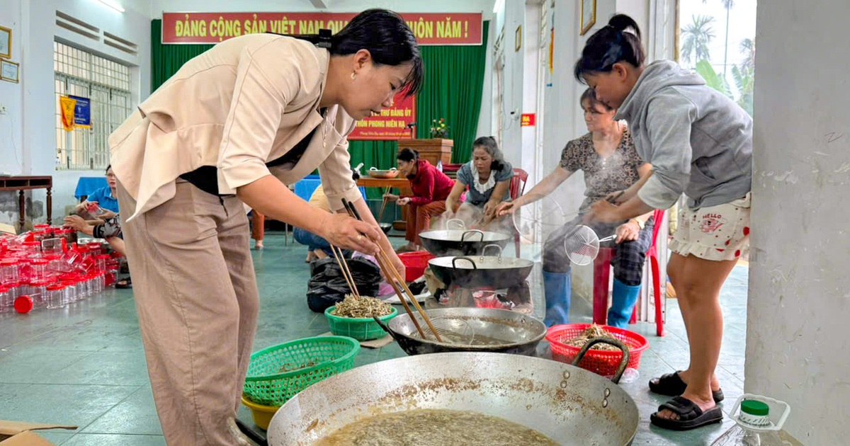 Người Quảng Ng&atilde;i gửi c&aacute; cơm rim tiếp sức v&ugrave;ng rốn lũ Đ&agrave; Nẵng