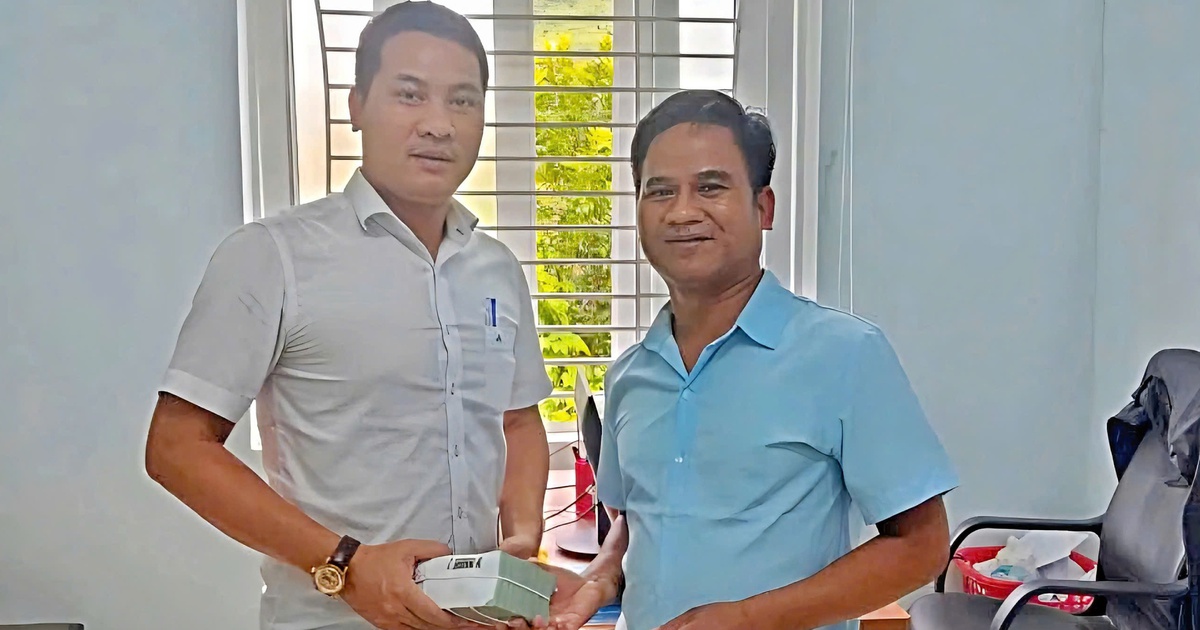Nhặt được 500 triệu trong hộc b&agrave;n, c&aacute;n bộ trẻ ở Kh&aacute;nh H&ograve;a l&agrave;m điều ai cũng nể