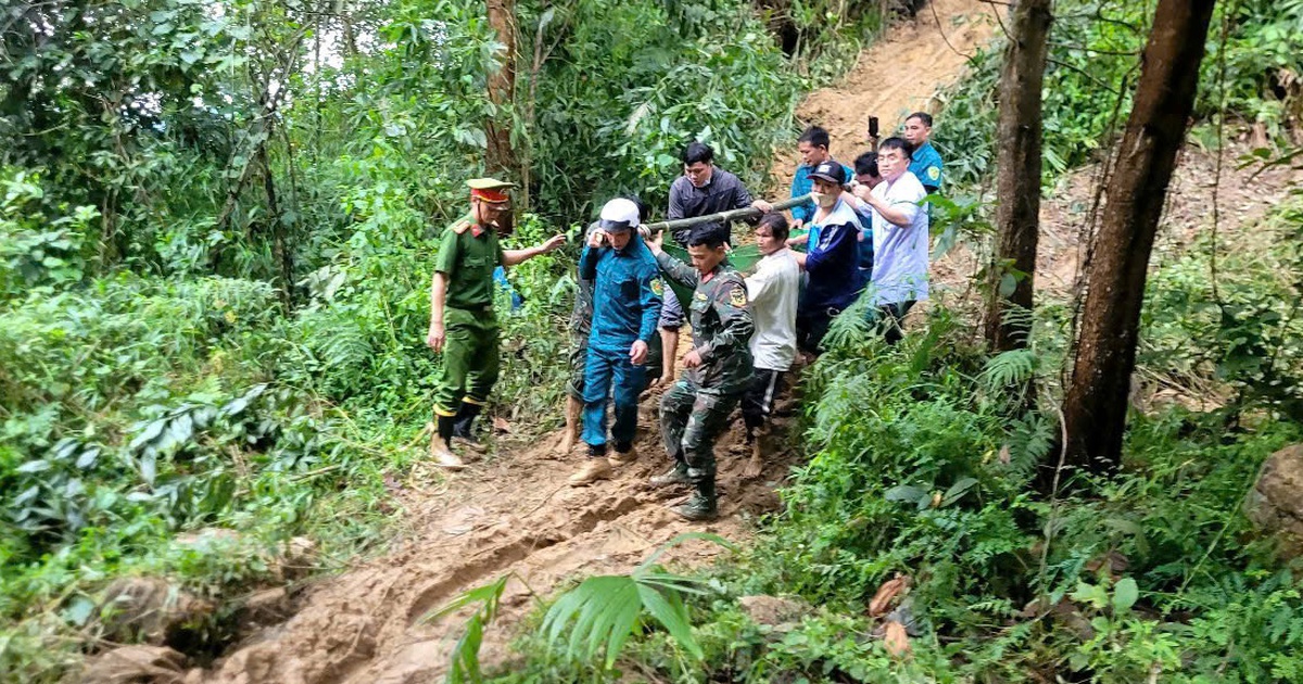 Quảng Ng&atilde;i: D&ugrave;ng c&aacute;ng băng rừng khi&ecirc;ng sản phụ từ v&ugrave;ng sạt lở đi cấp cứu