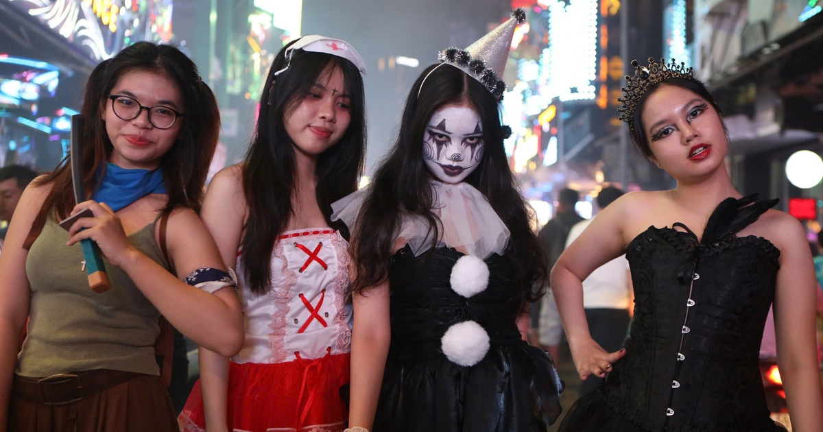 Halloween ở phố Bùi Viện đông người: Nhiều 'con ma' hóa ma cực chất