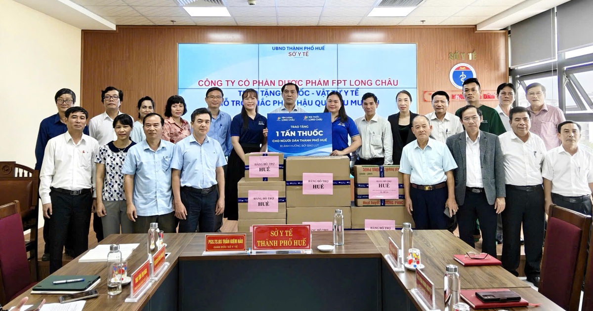 Long Châu trao 1 tấn thuốc và vật tư y tế hỗ trợ người dân vùng lũ tại Huế