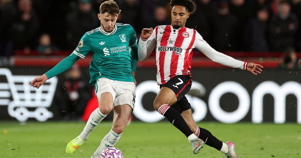 'Ông lớn' Liverpool và M.U tìm đường thoát khủng hoảng: Thoát được không mới là vấn đề