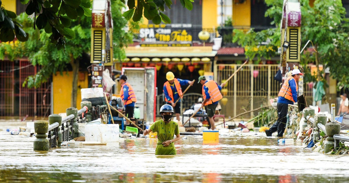 Phố cổ Hội An ngổn ngang sau trận lũ lịch sử
