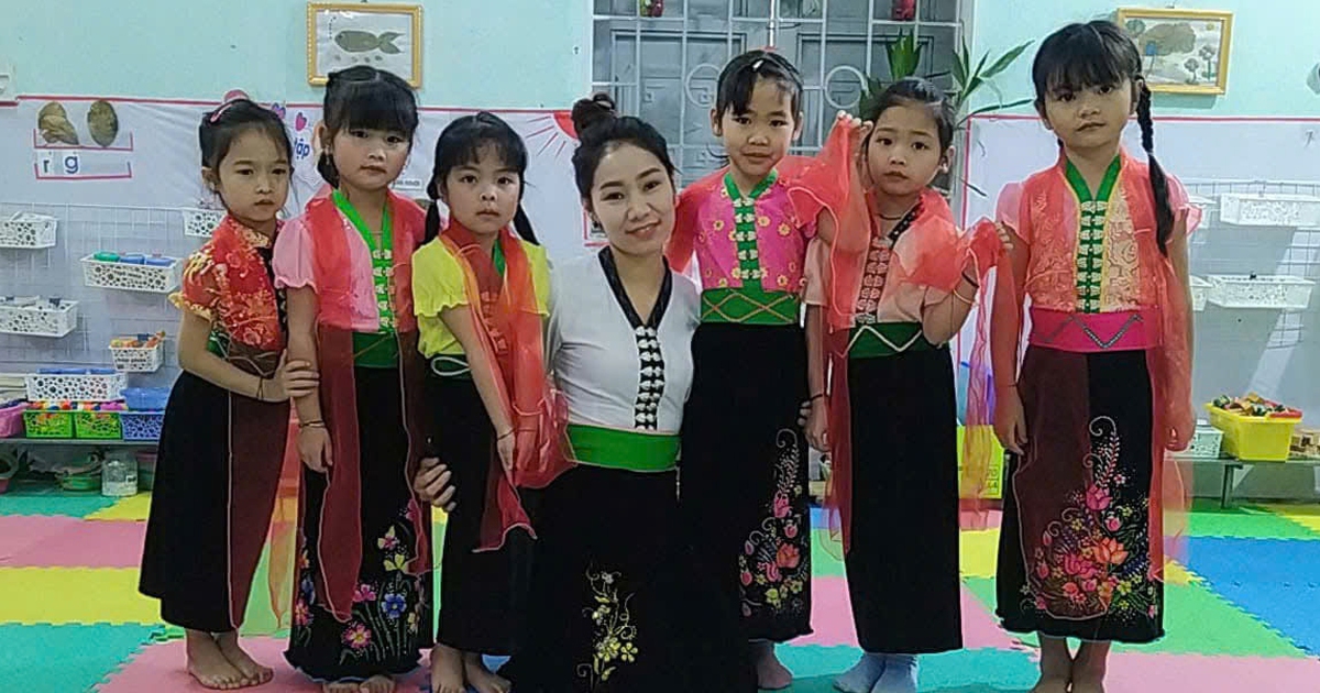 Cô giáo trẻ mang bụng bầu, cõng con vượt suối băng rừng đến với học trò