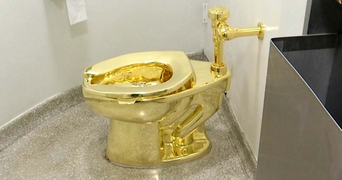 Đấu gi&aacute; chiếc bồn cầu v&agrave;ng nặng hơn 101 kg