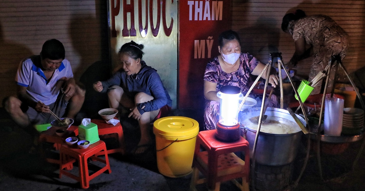 TP.HCM có quán ăn kỳ lạ: Bánh canh 40 năm, mở bán rạng sáng cho 'cú đêm'