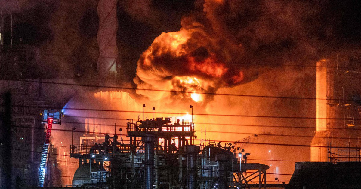 Cháy nổ 'như bom nguyên tử' tại nhà máy lọc dầu Mỹ