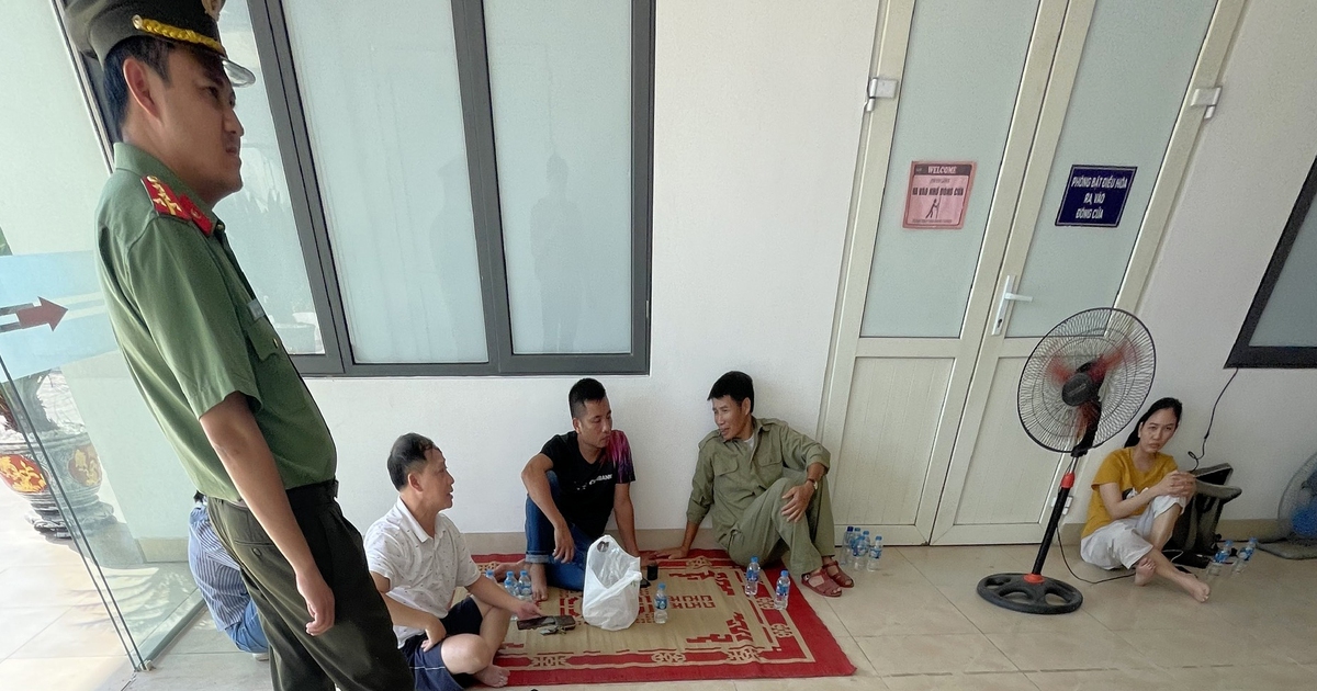 Nước lũ 5 ng&agrave;y chưa r&uacute;t, người H&agrave; Nội đến phường trải chiếu &#039;cầu cứu&#039;