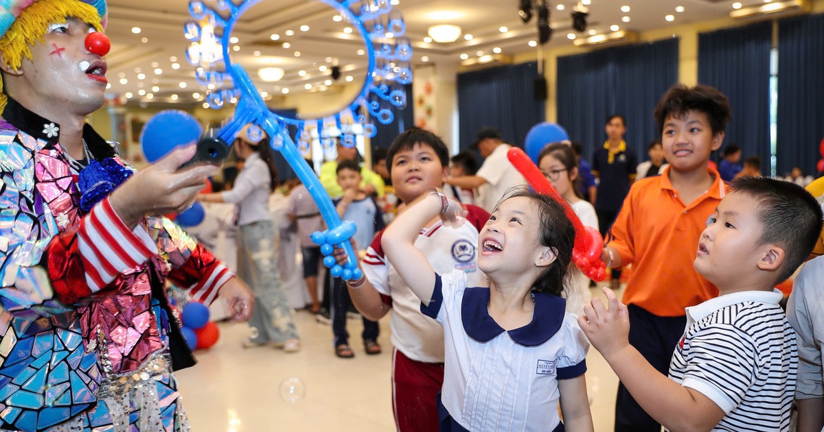 Tuyệt vời 'Đêm trăng cổ tích' tại Đầm Sen