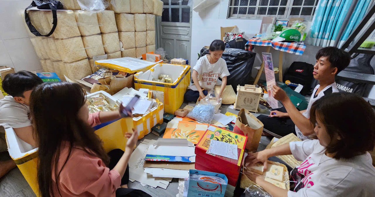 Sư thầy b&aacute;n b&aacute;nh trung thu tiếp sức học tr&ograve; ngh&egrave;o