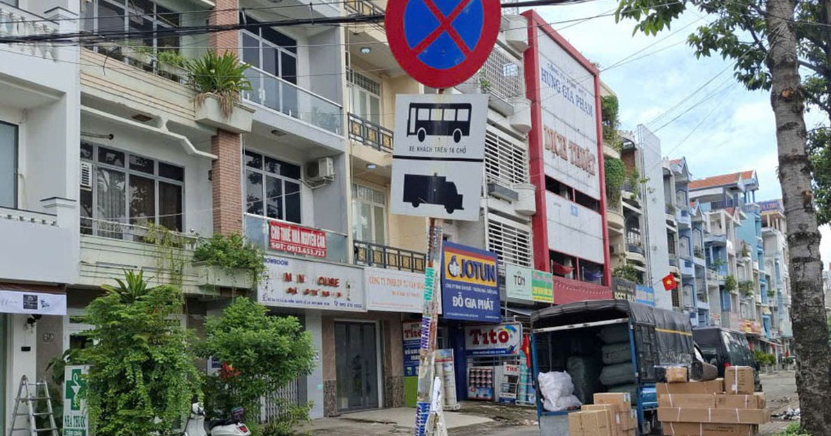 Đậu xe trước cư xá, chung cư dù có biển cấm