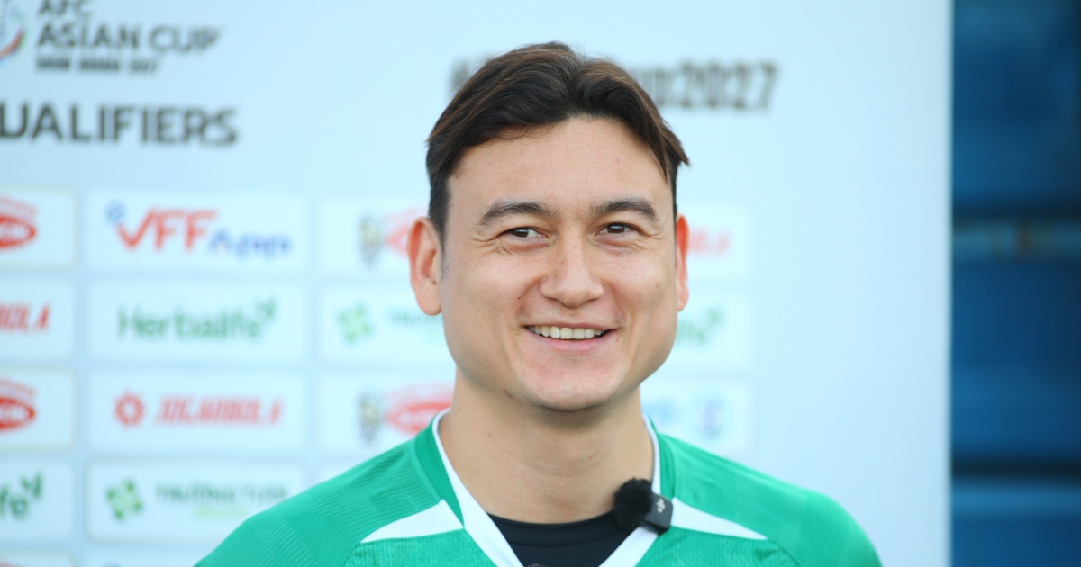 Đặng Văn Lâm tươi như hoa ngày trở lại, nói điều bất ngờ về cuộc cạnh tranh với sao trẻ HAGL?