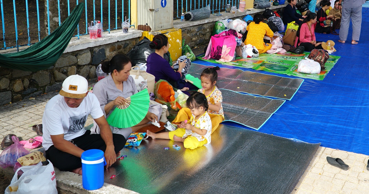 Hội yến Di&ecirc;u Tr&igrave; Cung 2025: Người h&agrave;nh hương trải bạt giữ chỗ đẹp chờ đại lễ