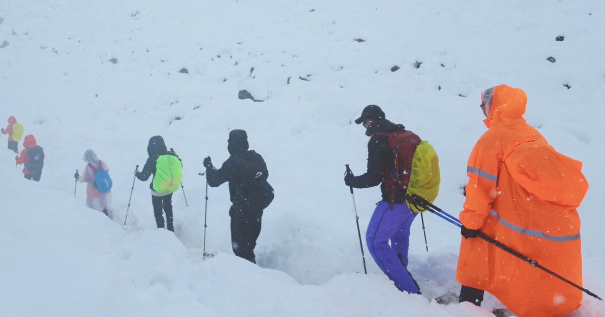 B&atilde;o tuyết bất thường, gần 1.000 người mắc kẹt tr&ecirc;n đỉnh Everest