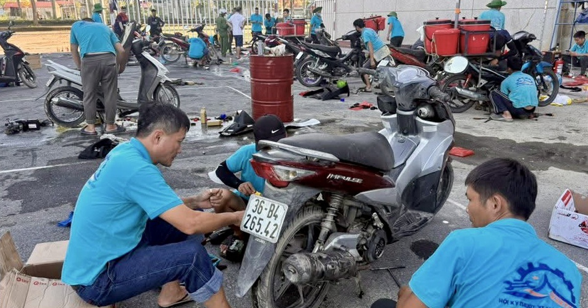 Đến v&ugrave;ng lũ sửa xe m&aacute;y, đồ điện tử miễn ph&iacute;