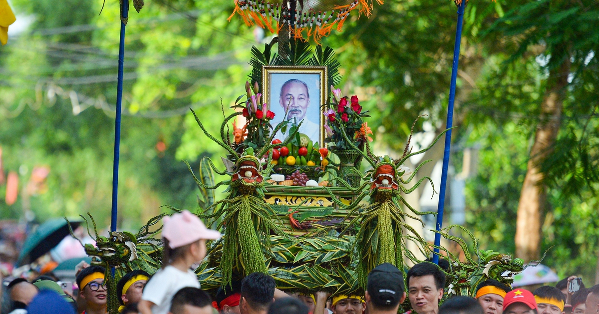 Lễ rước kiệu l&aacute; trung thu 10 năm mới diễn ra ở ngoại th&agrave;nh H&agrave; Nội