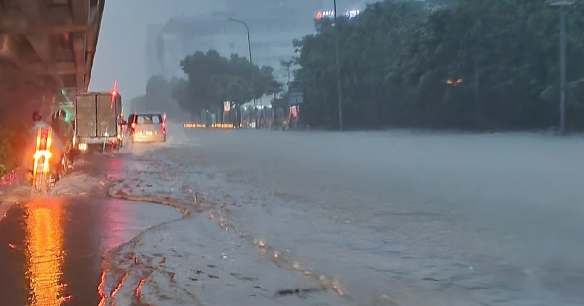 H&agrave; Nội mưa lớn sau b&atilde;o Matmo, nhiều tuyến phố đ&atilde; ngập s&acirc;u