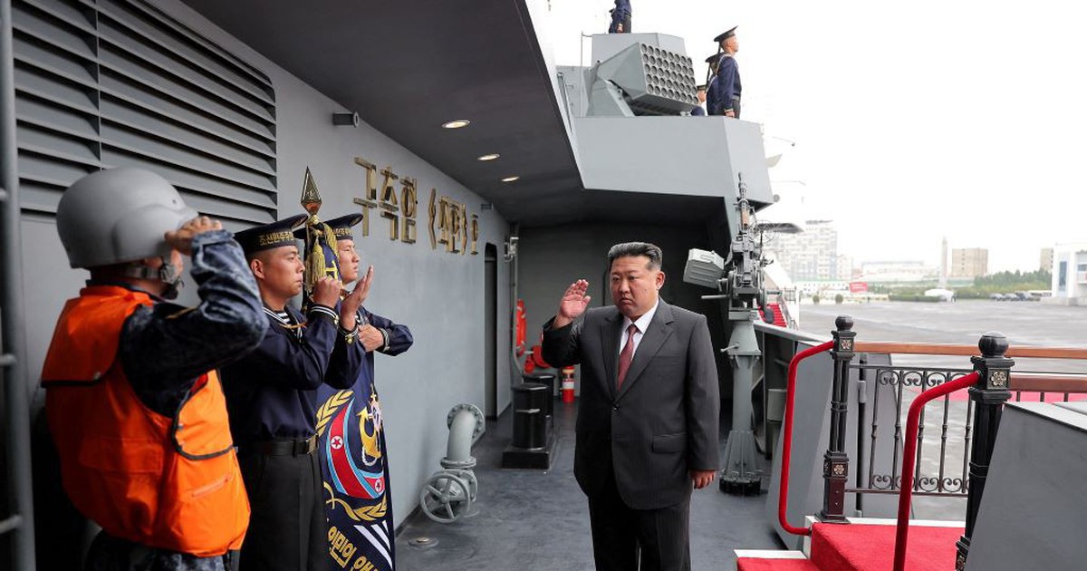 &Ocirc;ng Kim Jong-un thăm t&agrave;u khu trục Choe Hyon