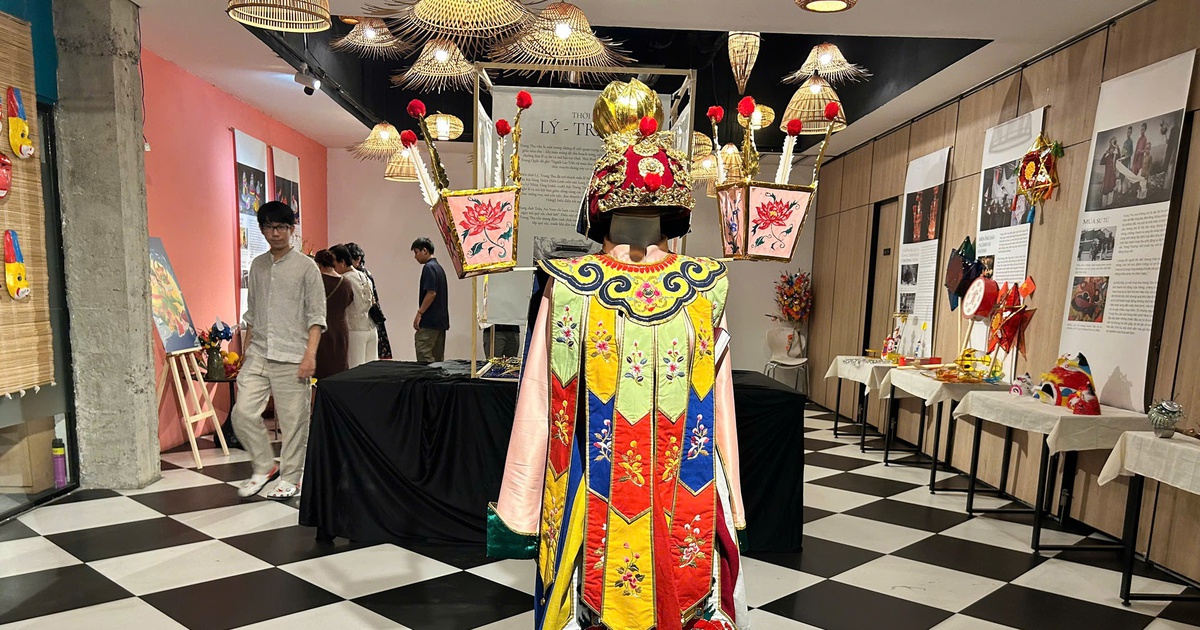 Bộ trang phục triều Nguyễn 'thức giấc' sau trăm năm thất truyền