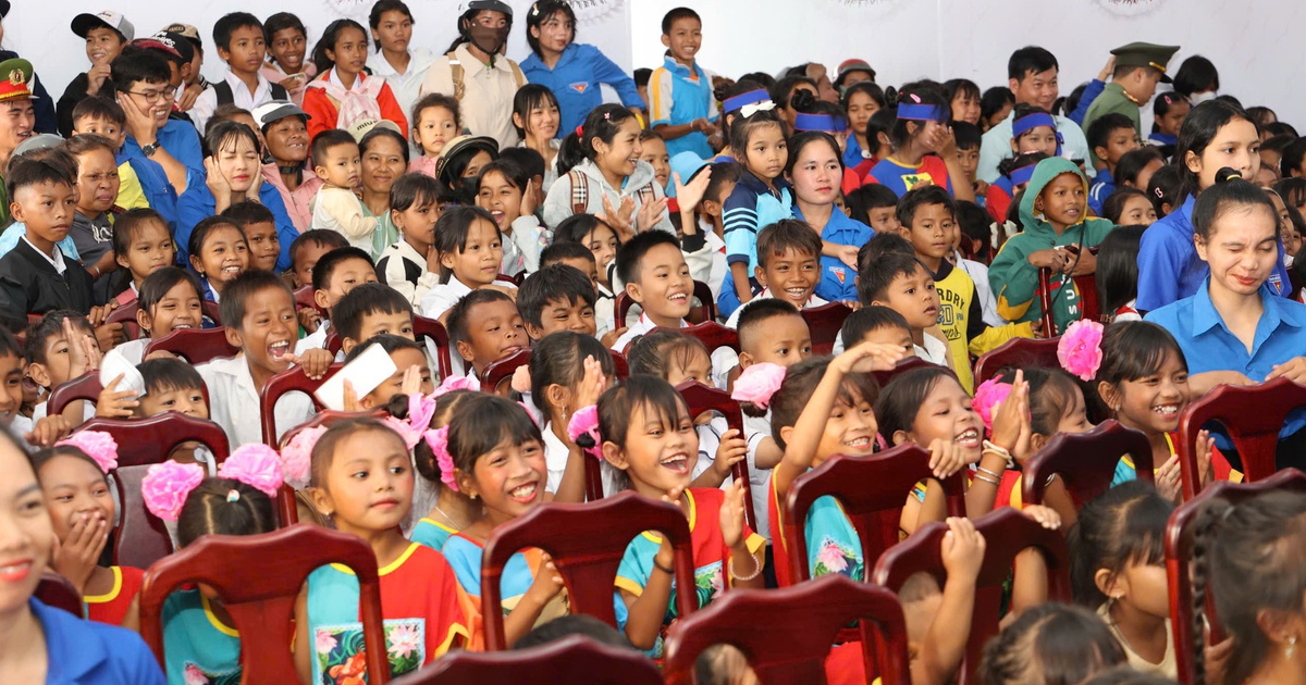 Kh&aacute;nh H&ograve;a: Tặng sổ tiết kiệm cho t&acirc;n sinh vi&ecirc;n ngh&egrave;o v&ugrave;ng n&uacute;i dịp Trung thu