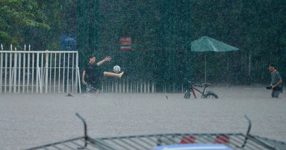 Bơi lội, đ&aacute; b&oacute;ng ở &#039;vịnh nước s&acirc;u&#039; Mỹ Đ&igrave;nh dưới mưa tầm t&atilde;