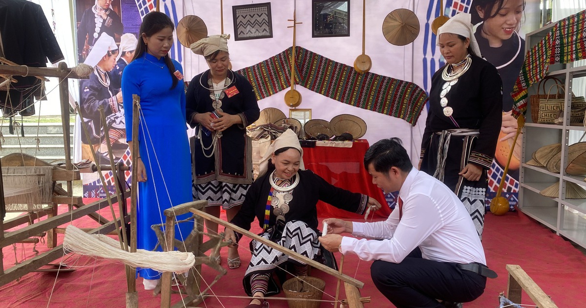 Mang thổ cẩm l&ecirc;n mạng x&atilde; hội, hồi sinh nghề dệt