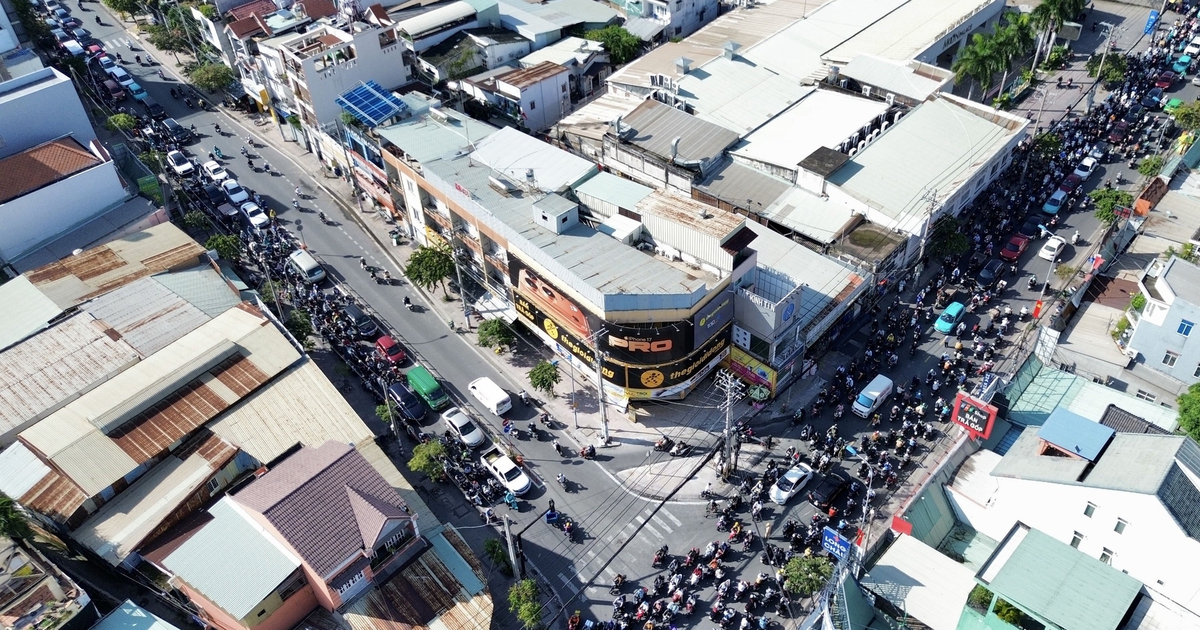 Gọt vỉa h&egrave; cho xe rẽ phải ở TP.HCM: C&oacute; người vẫn kh&ocirc;ng nhường đường