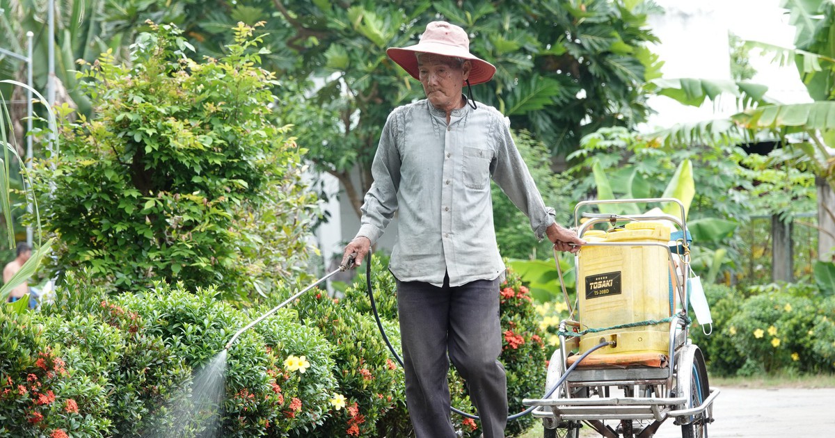 Miệt mài làm đẹp đường giao thông nông thôn